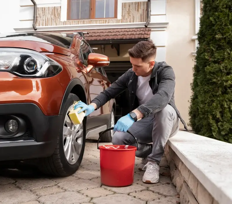 Lavage auto à domicile Rettel : professionnel intervenant sur un véhicule